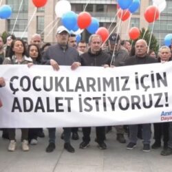İstanbul Adliyesi önünde tutuklu gençlerin anne ve babaları balon uçurdu: ‘Özgürlükleri için’