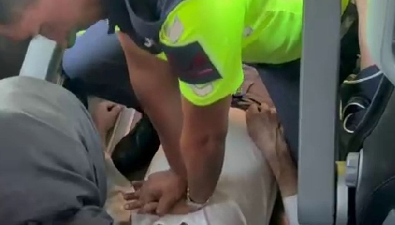 otobuste kalp krizi geciren yolcuya jandarmadan kalp masaji N4ucj4rm