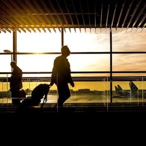 tatili iptal etmek istemeyen cift cocuklarini havalimaninda birakti AX8gjL45