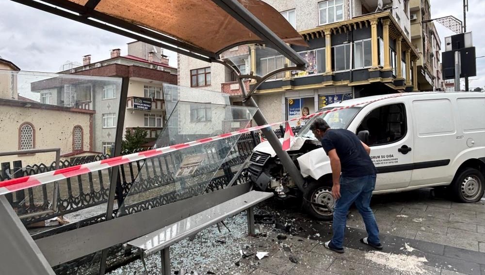 el frenini cekmeyi unuttu arac 100 metre boyunca kaydi 1vuglg7K