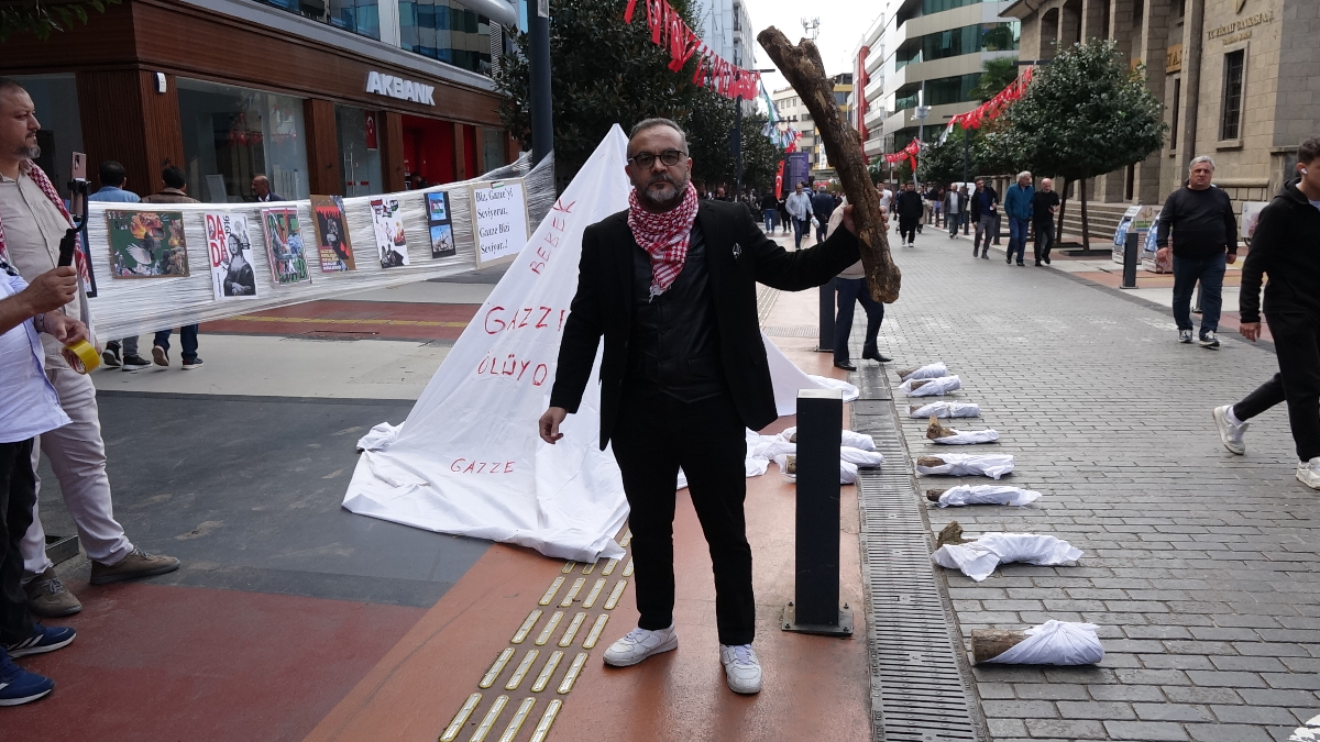 trabzonda gazzede olen bebeklere dikkat cekmek icin kefen giyip eylem yapti Cxs5MXMF