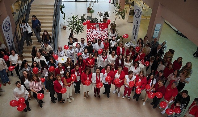 eu hemsirelik fakultesinde balonlar cumhuriyet icin havalandi kQtDD7Xa.jpg