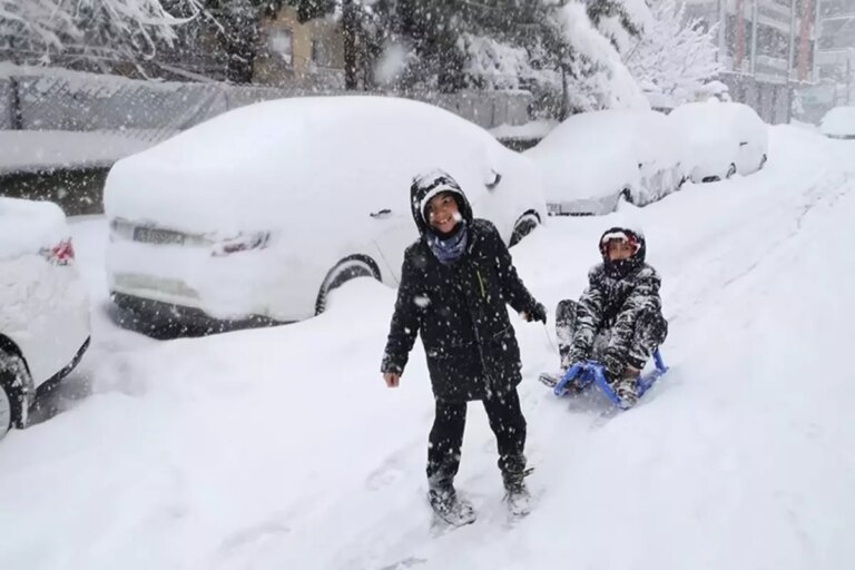 okullar-simdiden-tatil-edildi-iste-kar-nedeniyle-egitime-ara-verilen-iller-BhkX6UiN.jpg