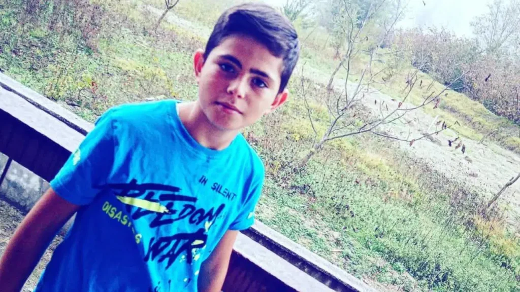 1-ay-once-babasini-kaybeden-15-yasindaki-cocuk-kalp-krizinden-oldu-QAqp8xzt