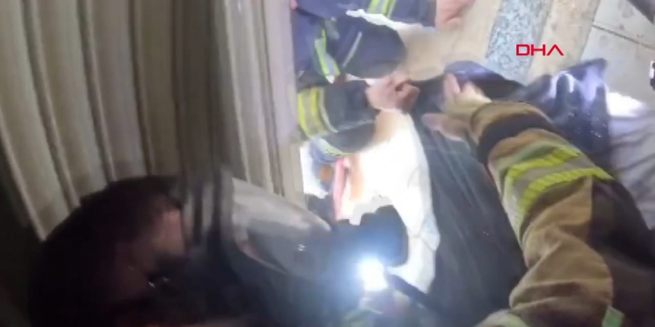 İtfaiye Ekipleri, Yangında Bayılan Vatandaşı Kask Kamerasıyla Kurtardı