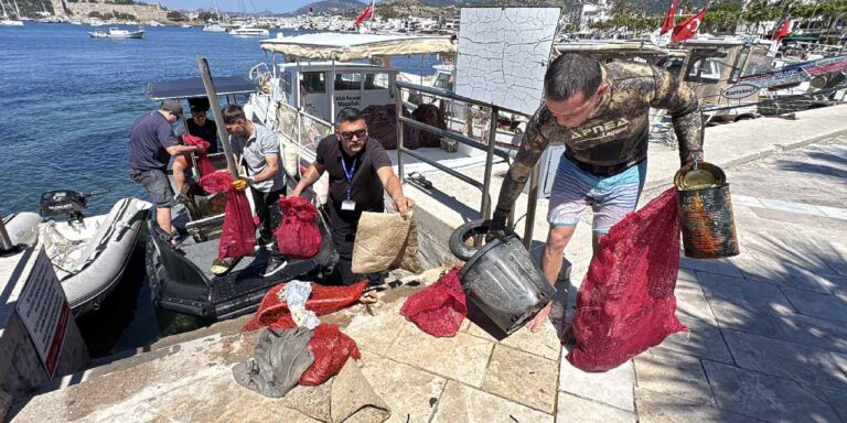 kumbahce-sahilinden-basladilar-deniz-dibinden-250-kilo-cikarildi-VLg2tWqZ