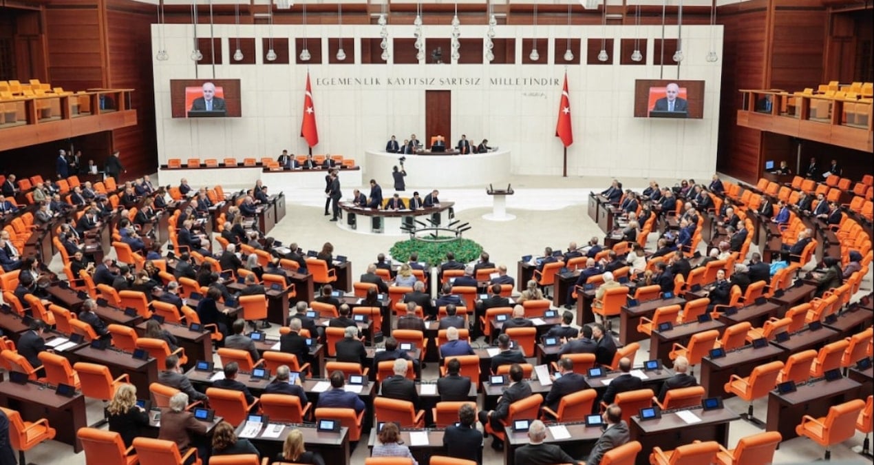 madem-okulda-siddet-var-avrupayi-gezelim-CSZvSbdO